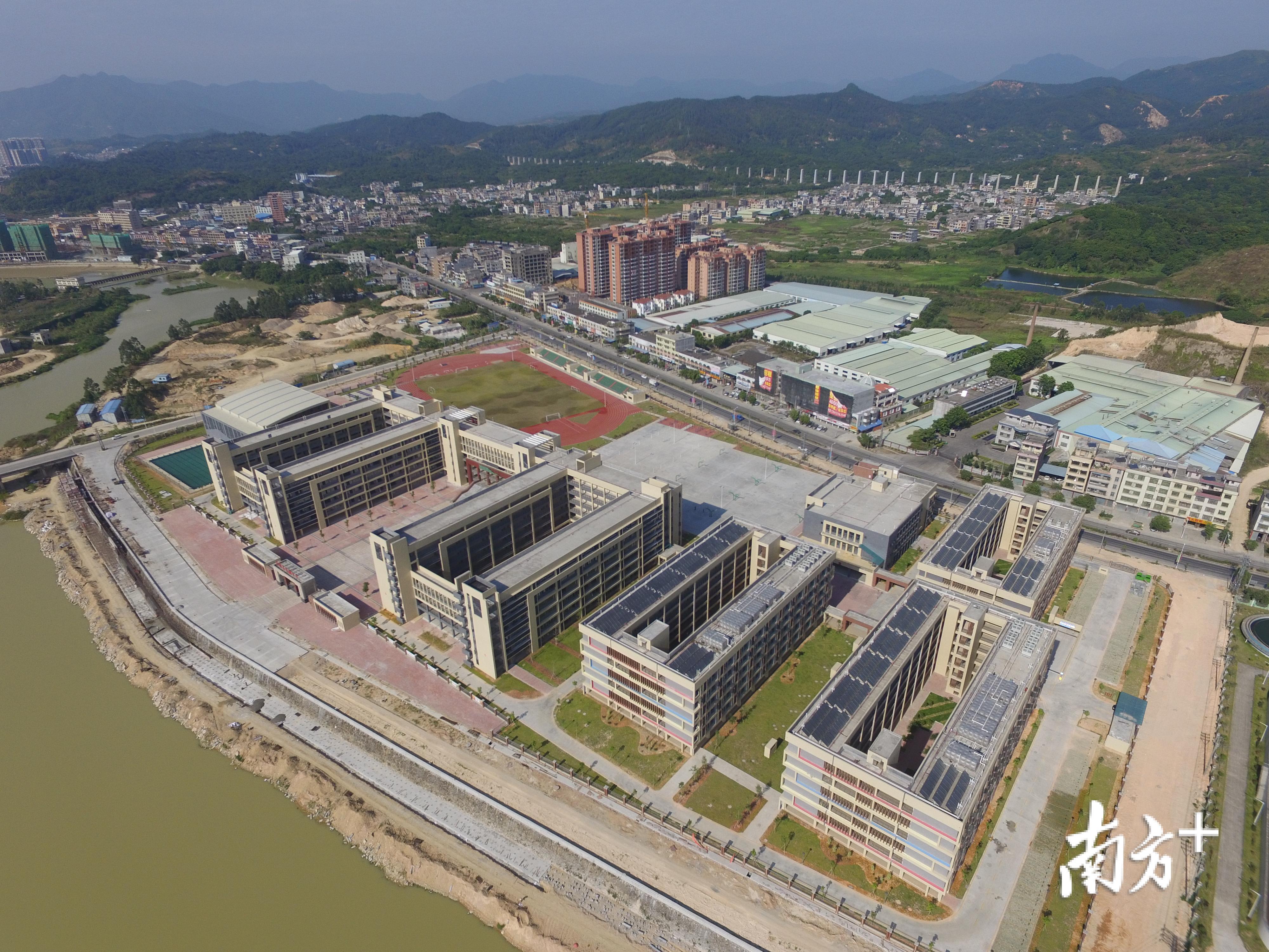 高标准建设的丰顺县实验中学。(丰顺县供图) 高标准建设的丰顺县实验中学。(丰顺县供图)