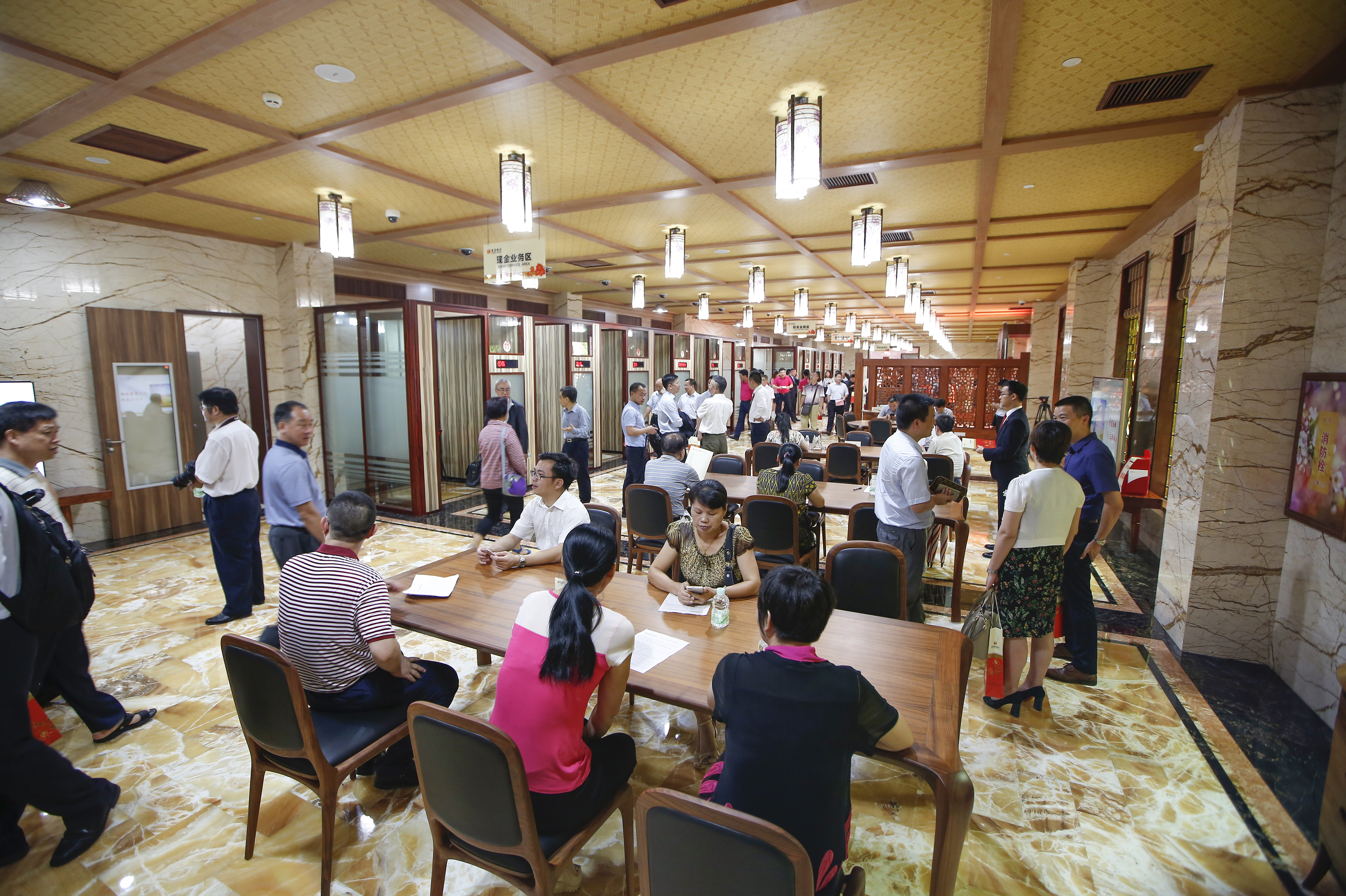 开业一年来,梅州客商银行立足梅州,以“三农两小”、创业创新、长尾客户和全球客商为四大客户群体。 开业一年来,梅州客商银行立足梅州,以“三农两小”、创业创新、长尾客户和全球客商为四大客户群体。