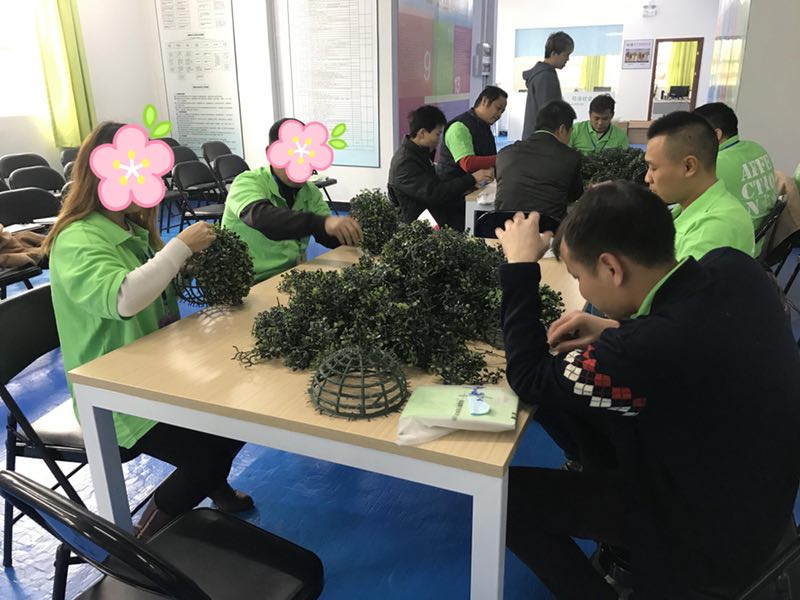 社区服刑人员在半爱工作。受访者供图