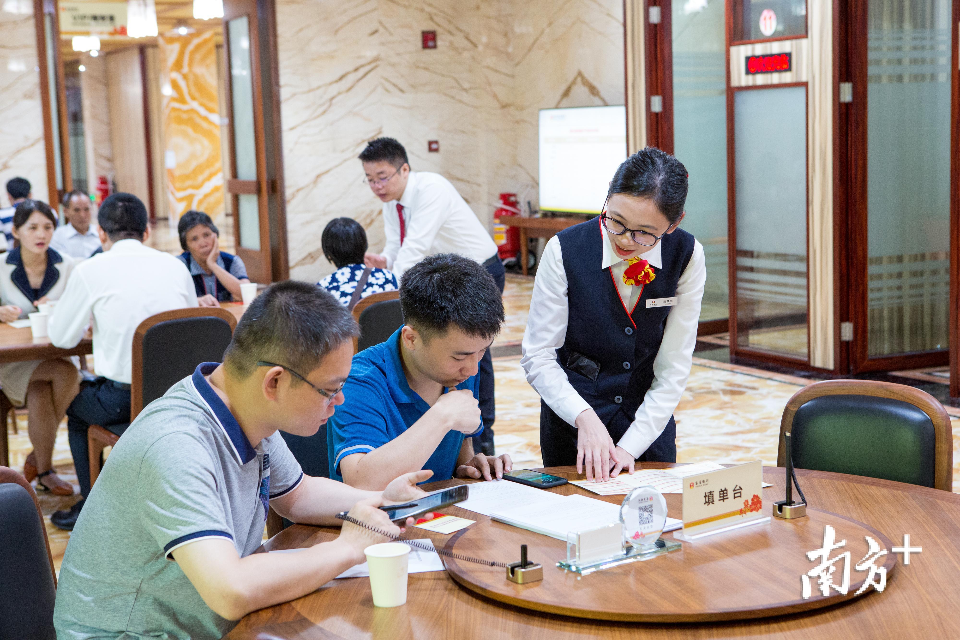 开业一年来，梅州客商银行立足梅州，以“三农两小”、创业创新、长尾客户和全球客商为四大客户群体。