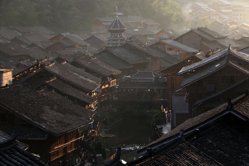 清晨，肇兴侗寨里的古民居薄雾弥漫。黎平县宣传部供图