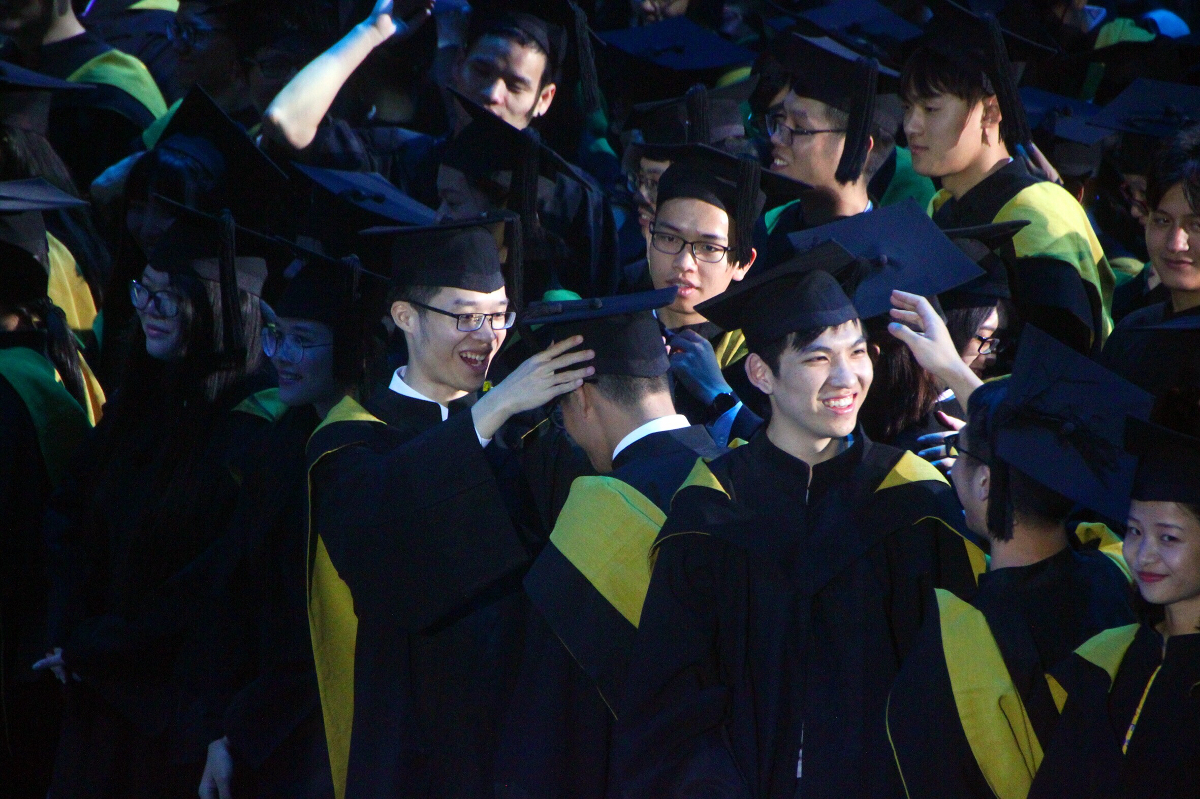 毕业典礼上，学生拨流苏。杨立轩 摄