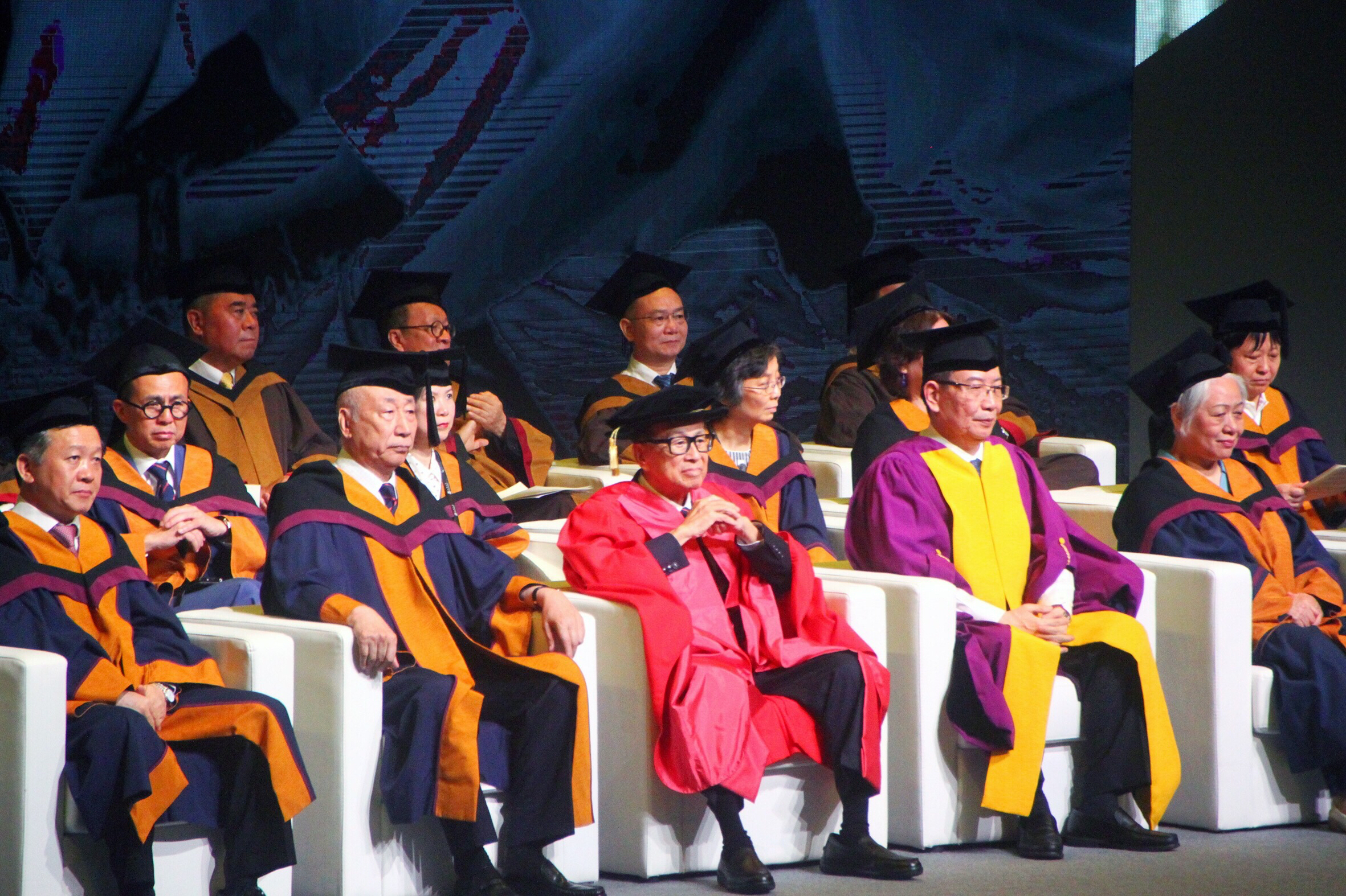 李嘉诚出席汕大毕业典礼。杨立轩 摄