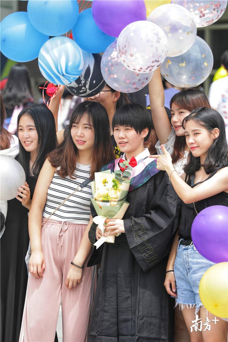 拉横幅,cos"吃鸡"…红红火火拍毕业照,围观哪个同学最会站c位