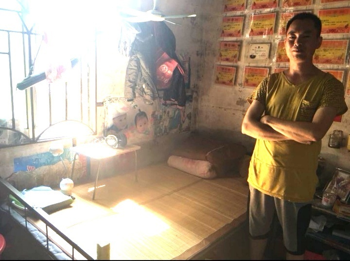 梁华出租屋的墙壁上贴满奖状,尽管家境贫寒,但孩子们的成绩都不错。 梁华出租屋的墙壁上贴满奖状,尽管家境贫寒,但孩子们的成绩都不错。