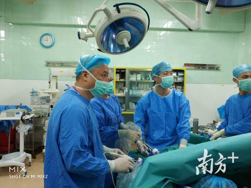 手术现场。左一为黄炯强，右二为柯传烽。