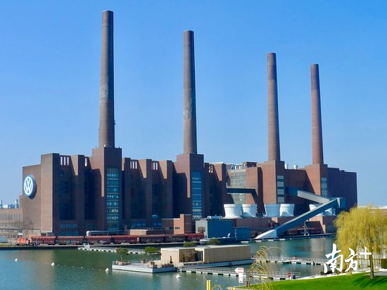 四根高耸的红色烟囱，这正是大众沃尔夫斯堡工厂的标志。