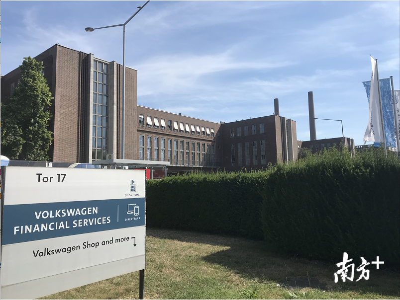 大众狼堡工厂在自动化的基础上，积极探索柔性化的生产方式。