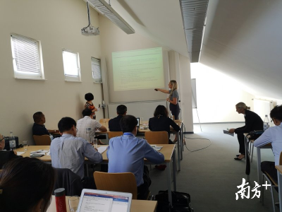 企业家在维藤大学学习交流。 企业家在维藤大学学习交流。