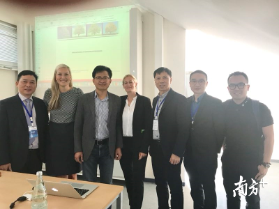 企业家学员们合影。 企业家学员们合影。