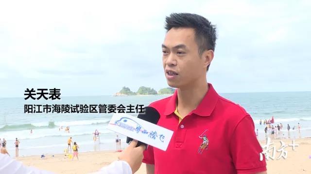海陵试验区管理委员会主任关天表接受采访 海陵试验区管理委员会主任关天表接受采访