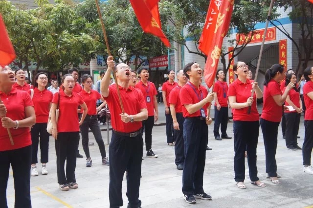 高三老师挥旗送考。
