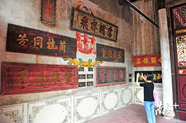 独具客家特色的匾额经过岁月的洗礼，即使表面斑驳，也掩盖不了那苍劲有力的字迹。