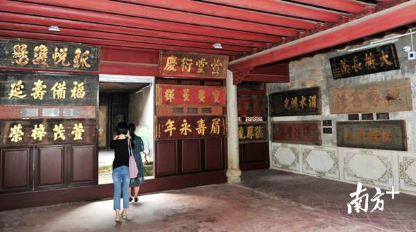 客家匾额馆内有众多大小不等、种类丰富、古色古香的匾额。