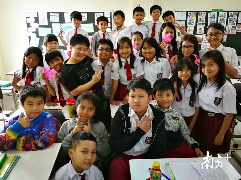 谢秀珠（二排左三）与印尼学生一起合影。受访者供图