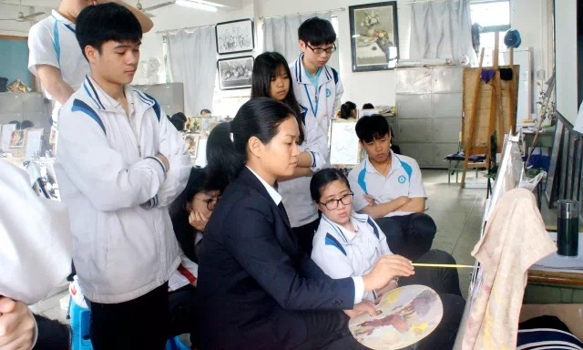 莘村中学专职艺术教师在开展教学工作。