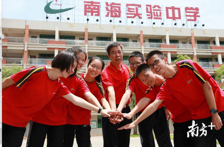 6名成绩被屏蔽高分考生与校长的合影。实习生杨馥铫摄