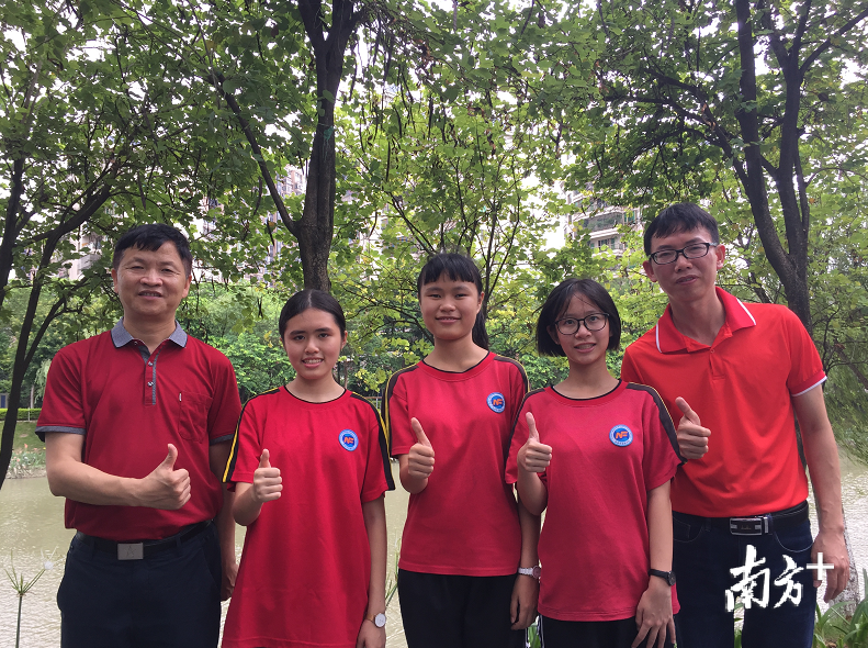 3名高分考生与校长、初三级级长合影。 李嘉欣 摄 3名高分考生与校长、初三级级长合影。 李嘉欣 摄