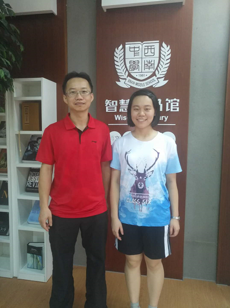 三水西南中学历史满分考生仇灵均和她的历史老师。 三水西南中学历史满分考生仇灵均和她的历史老师。