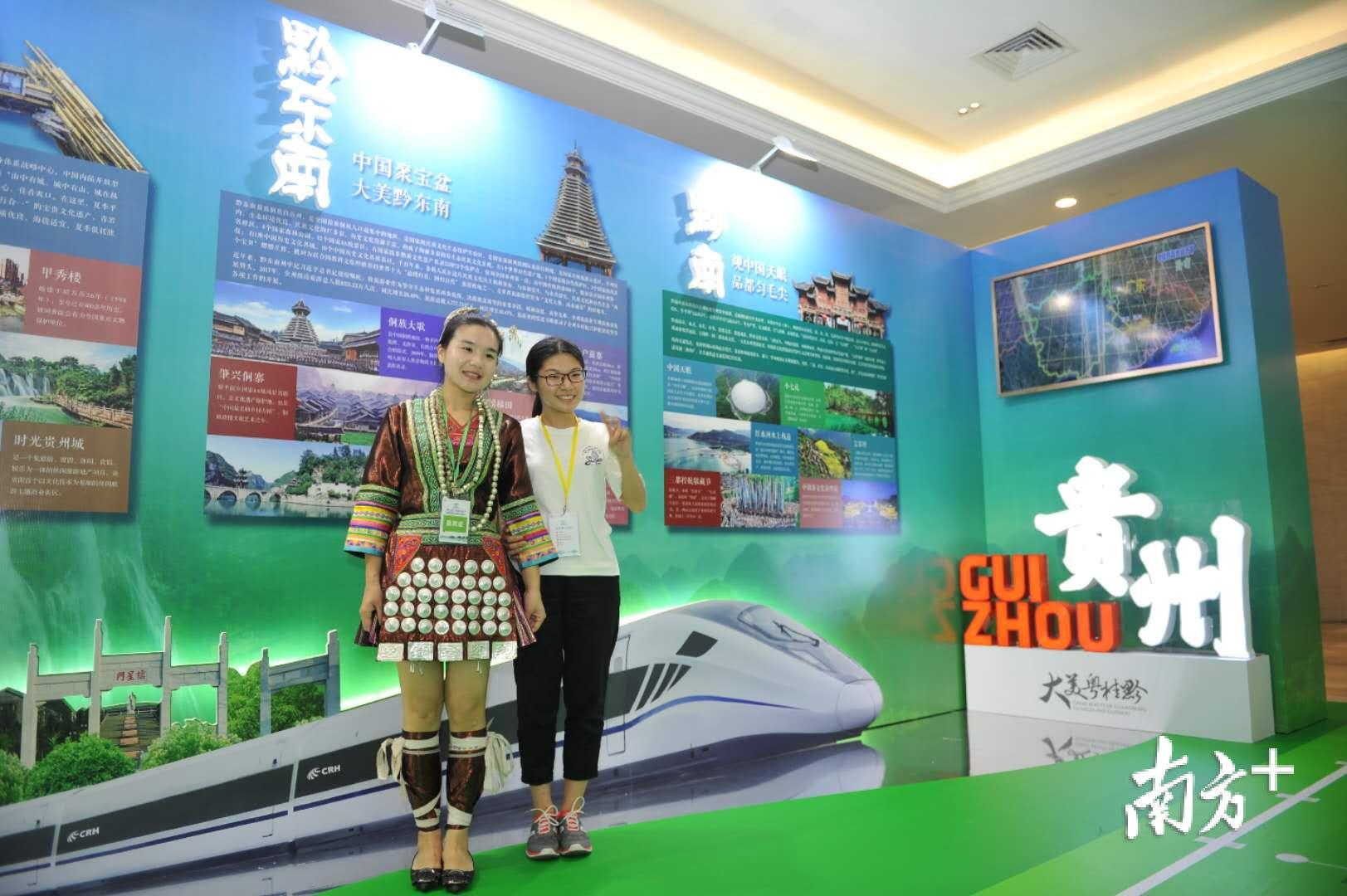 现场展示了13个市(州)丰富的传统文化及重点旅游资源。戴嘉信 摄 现场展示了13个市(州)丰富的传统文化及重点旅游资源。戴嘉信 摄