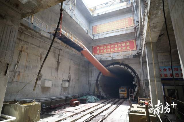 金融岛站内，盾构机还在隧道内紧张施工。