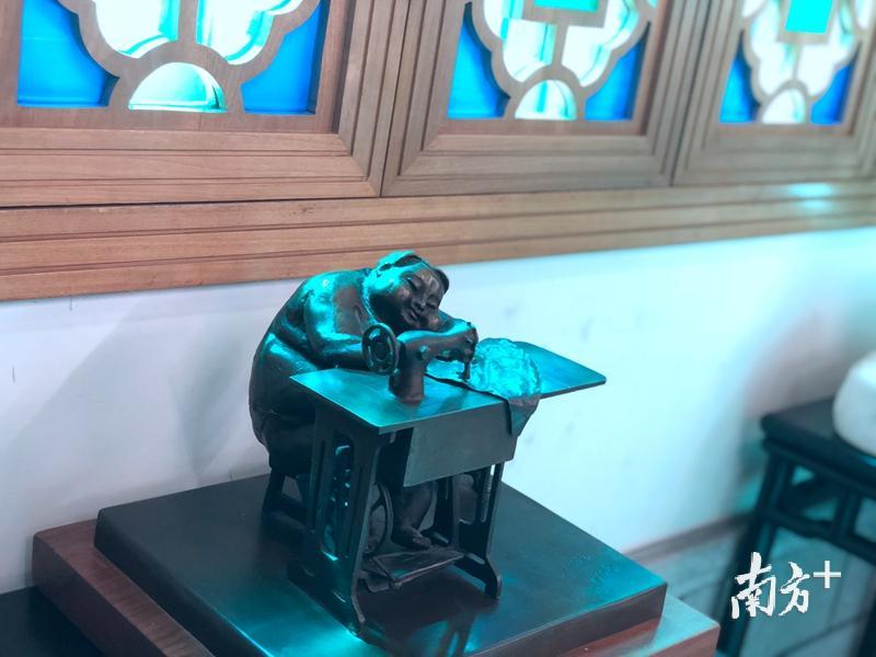 许鸿飞的作品肥女系列在东山培正小学展出。