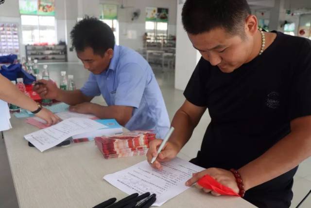 凤岗镇深入企业,开展平安文化宣传活动