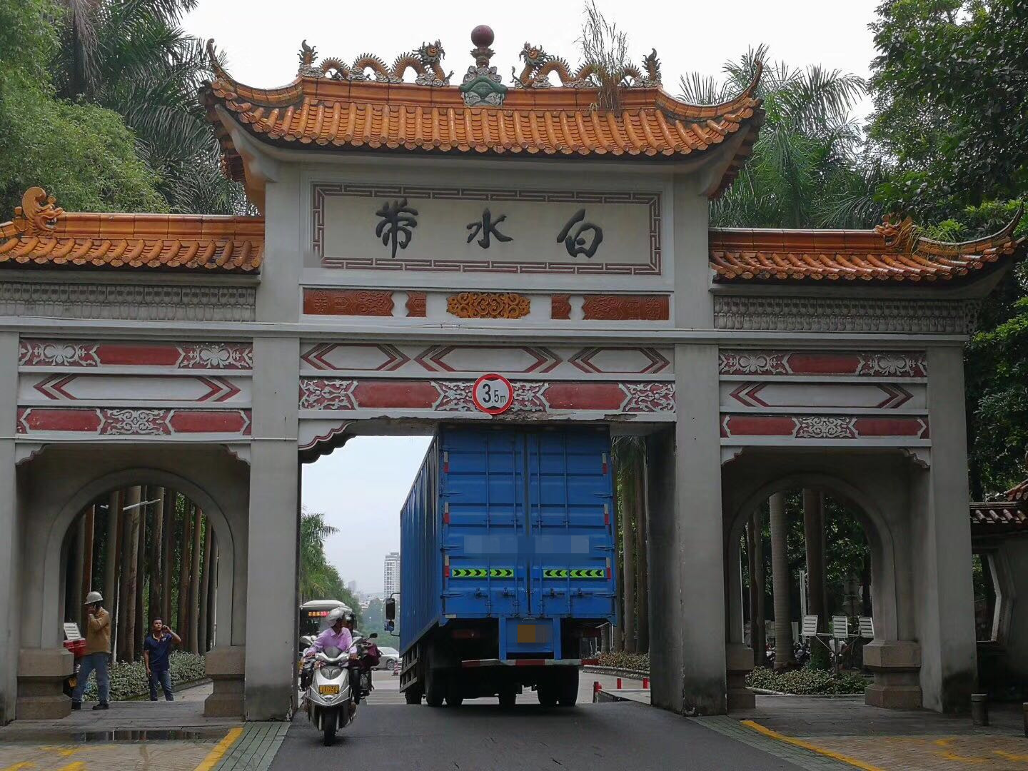 惊人相似!外地货车又卡住白水带牌坊丨两次事故视频对比