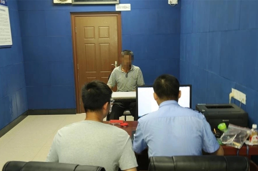 民警讯问嫌疑人。