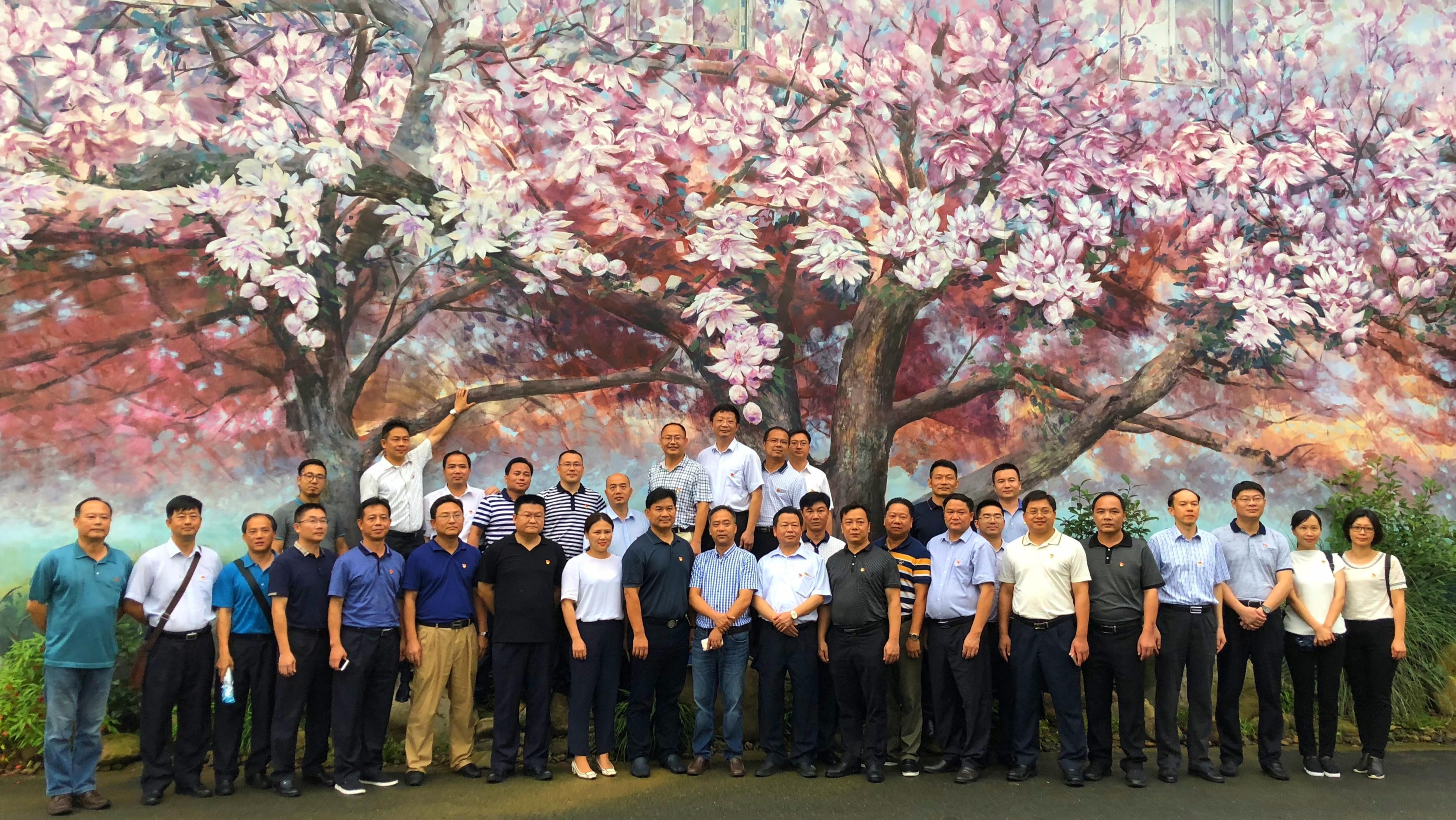 参加学习考察队伍集体合照。(刘洪桥 摄) 参加学习考察队伍集体合照。(刘洪桥 摄)