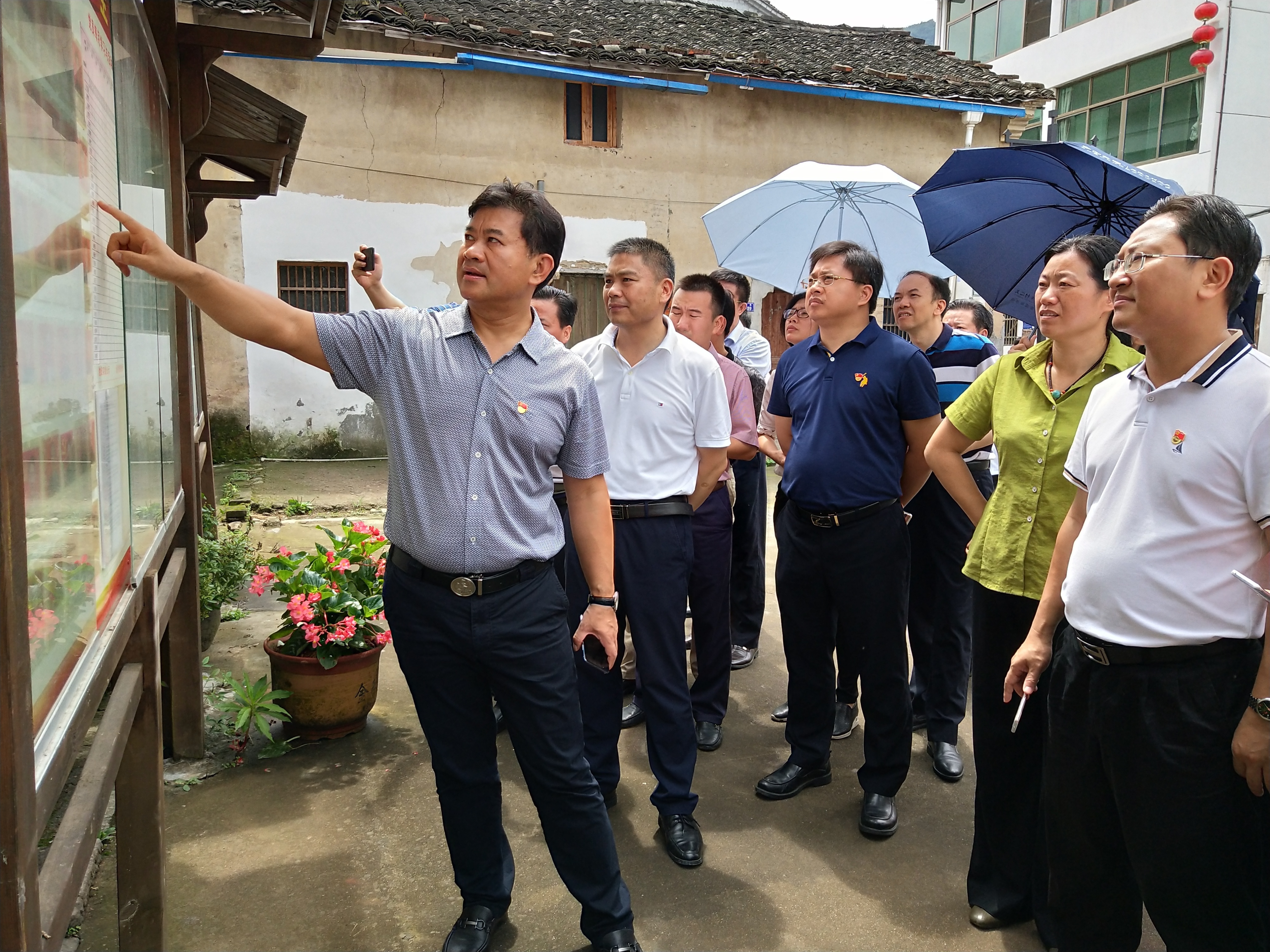 钟光灵率队赴浙江桐庐、浦江、安吉等县“寻计问策”。(刘洪桥 摄) 钟光灵率队赴浙江桐庐、浦江、安吉等县“寻计问策”。(刘洪桥 摄)