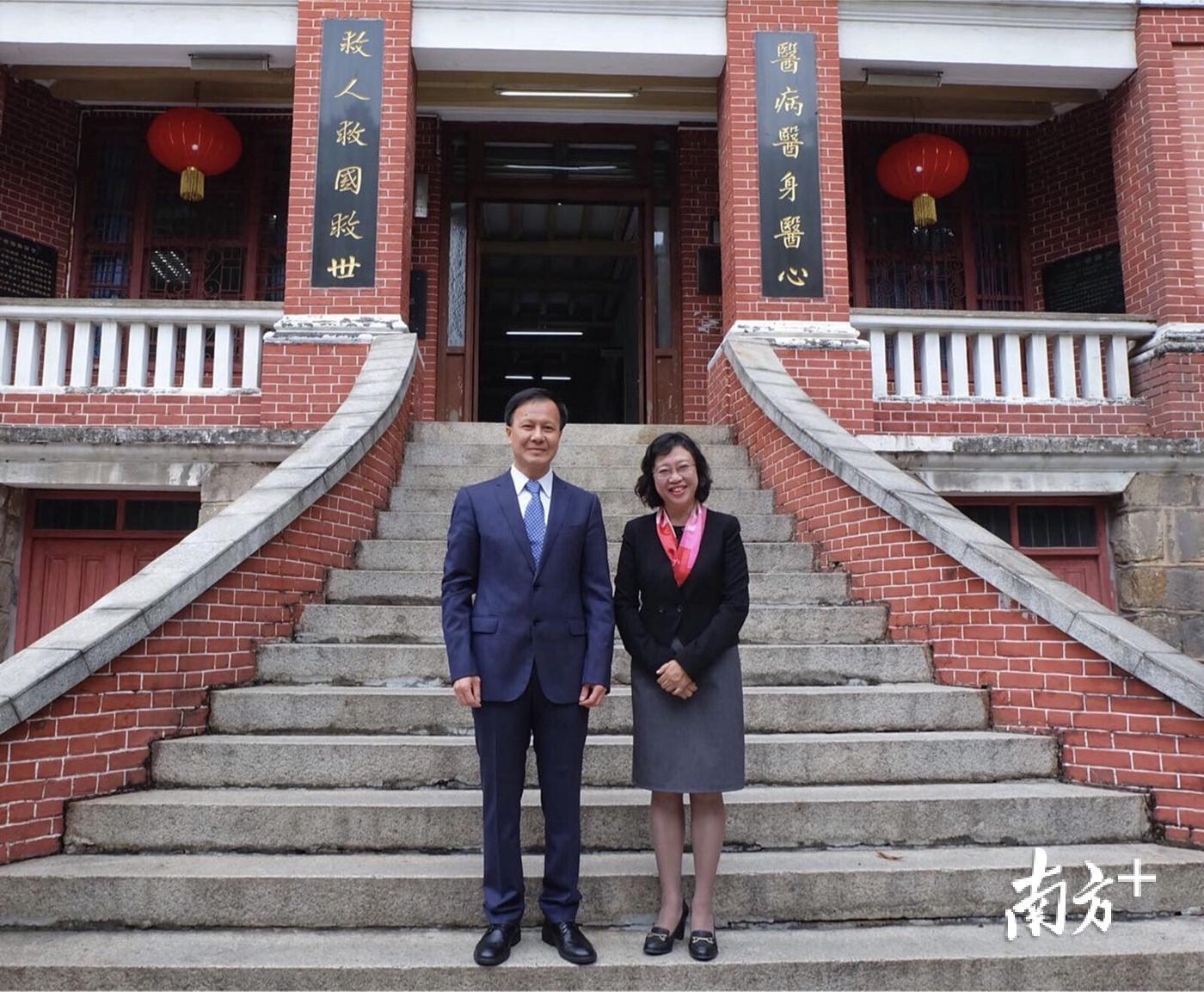 中山大学副校长、中山一院院长肖海鹏（左一）和中山一院党委书记骆腾合影。