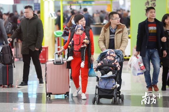深圳北站,二孩父母手推一个身挂一个。南方+记者 鲁力 摄 深圳北站,二孩父母手推一个身挂一个。南方+记者 鲁力 摄
