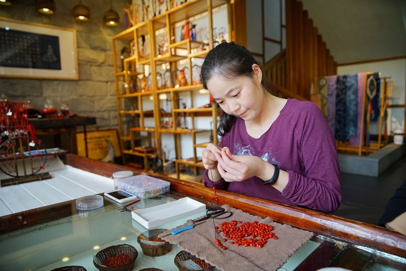 仁化丹霞山下的红豆姐姐王均慧将自己开展多年的红豆事业放进了瑶塘