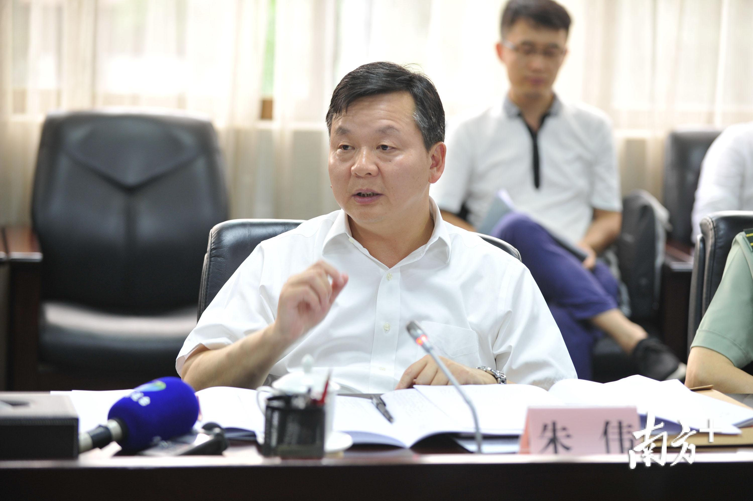 7月10日下午，佛山市委副书记、市长朱伟参加市委十二届六次全会第一组分组会议。