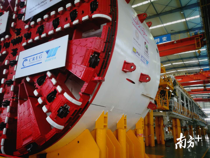 我国出口的最大直径的土压平衡盾构机在顺德下线。尹辅华 摄