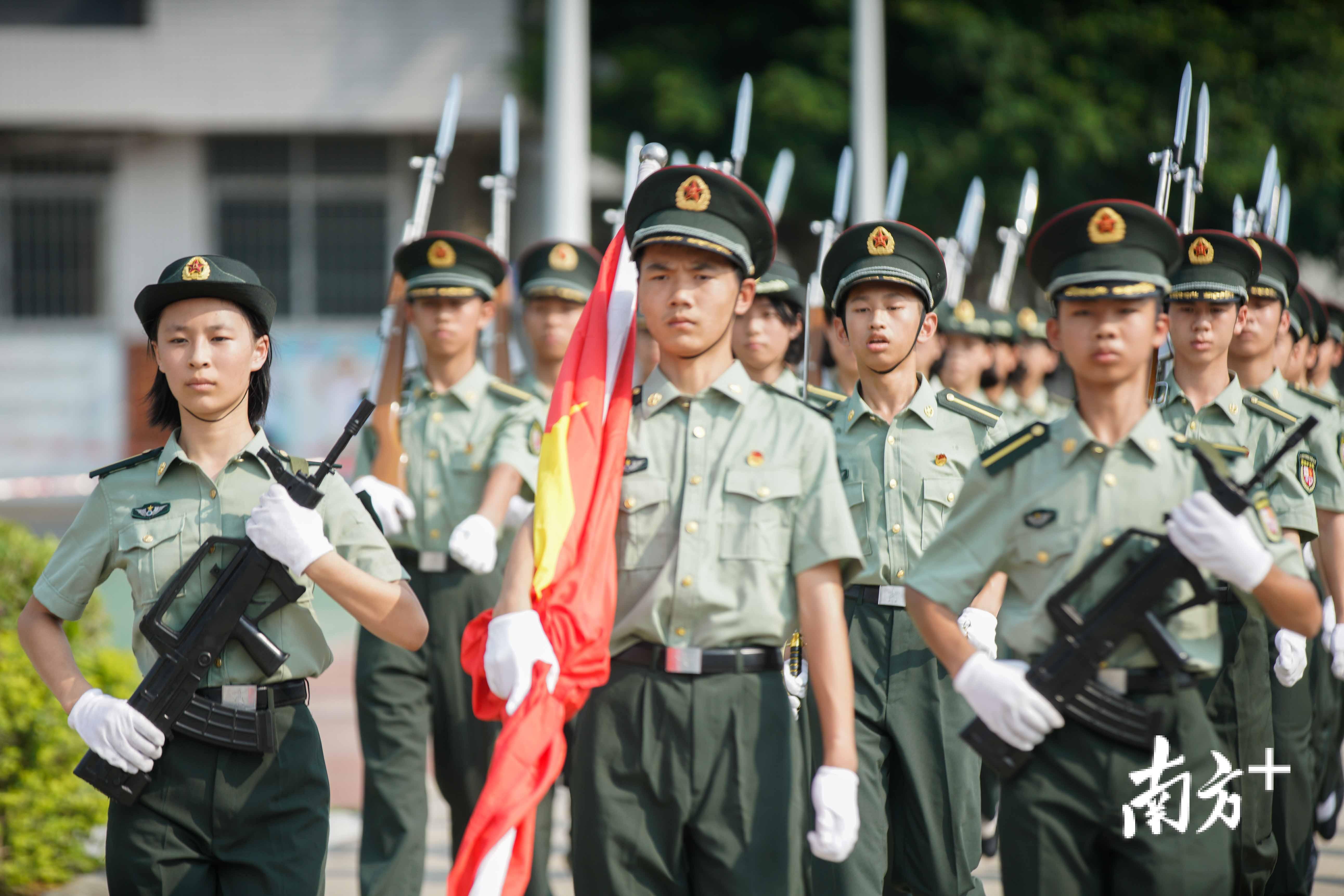 广大附中增城区实验中学内，国防班正在进行演练。南方日报记者 董天健 摄