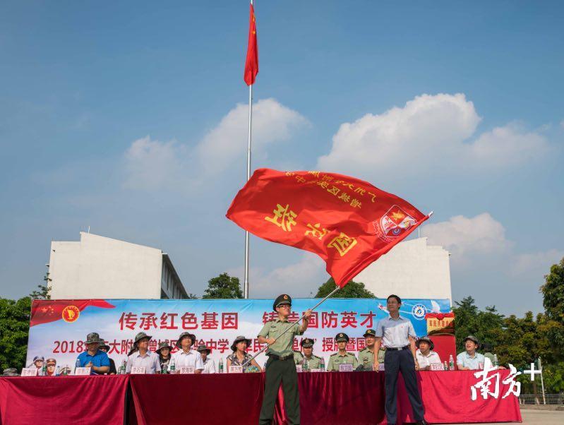 广大附中增城区实验中学内，国防班正在进行演练。南方日报记者 董天健 摄