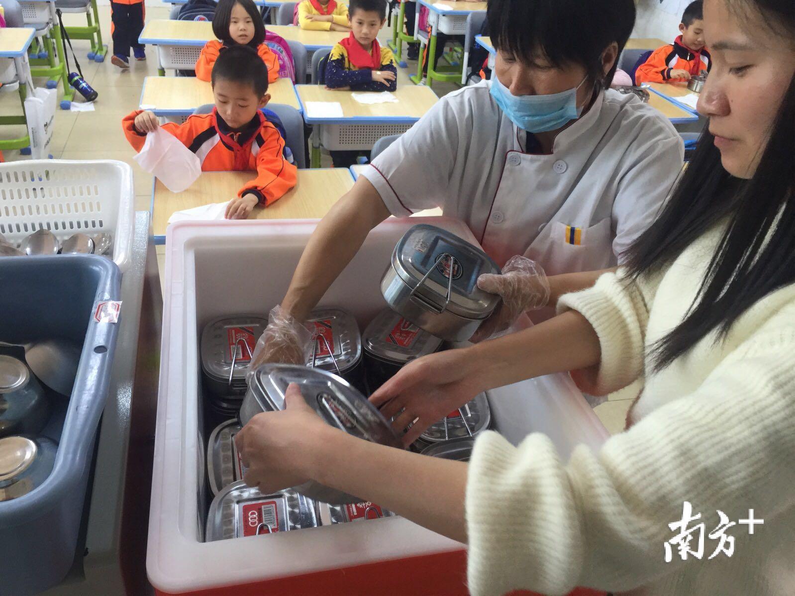 增城开发区小学“午托时间”，老师为学生配餐。受访者供图