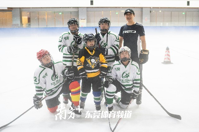 在汇一城真冰场训练的冰星队学员