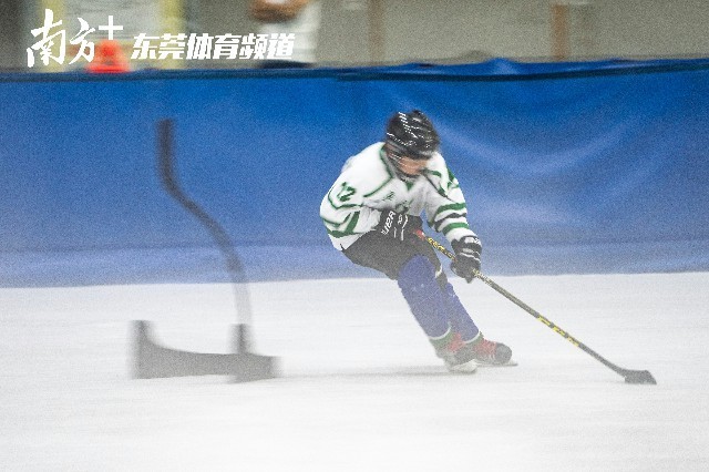 东莞冰球冰星队在训练