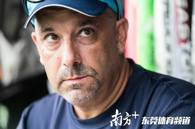 文盛国际学校棒球总教练孟占武（Jim Mann）是前美国职业棒球联盟球员