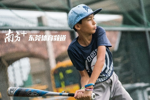 东莞文盛国际学校的棒球队少年在击球