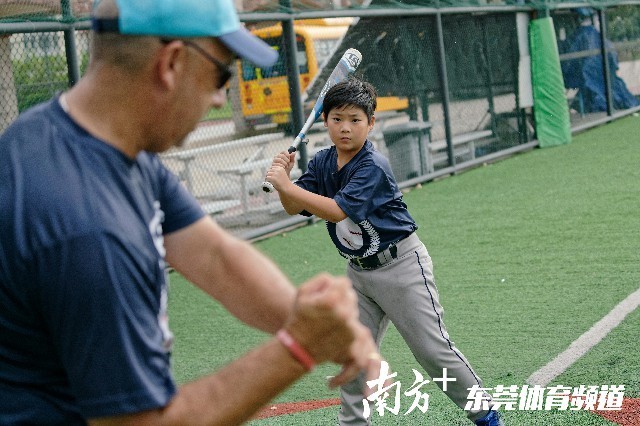 棒球教练孟占武在指导学员技术动作