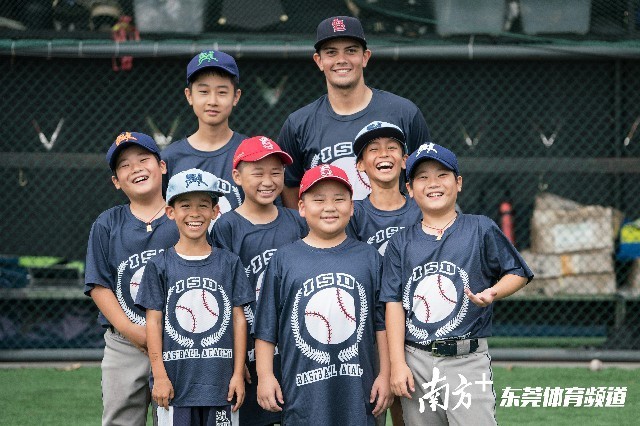 东莞文盛国际学校的棒球队少年