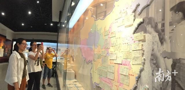 《见“证”——那些年我们一起用过的票证》展览以点带面，勾勒出票证发展所见证的时代主题。（东莞展览馆供图）