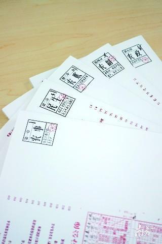 刘松泰通过搜集民间的农耕档案，找到了一种钩沉往事，还原那段沧桑岁月的途径。（受访者供图）