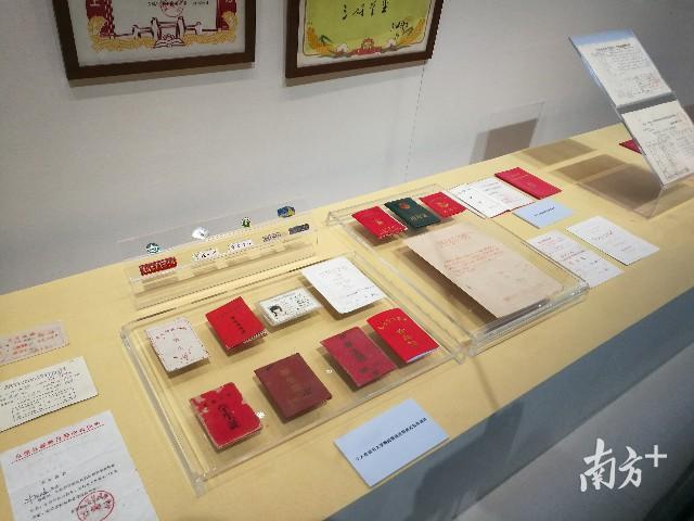 在展览“票证人生”部分，以80余种票证串联起人生的轨迹。（肖俏 摄）