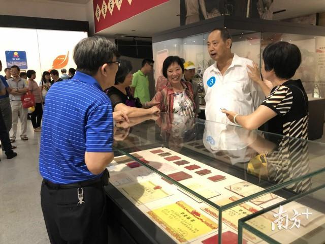 展览现场，不少市民围绕在展品旁，一同回忆过去的故事。（东莞展览馆供图）