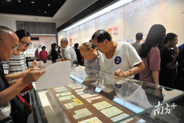 展览现场不仅在设计色彩和场景设置方面营造怀旧氛围，还设立“扫码互动专区”，增强与市民的互动性。（东莞展览馆供图）